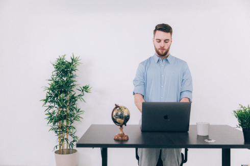The Advantages of Using a Standing Desk: Is It Worth It?